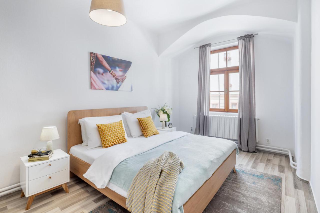 Wine & Bike City Tower Apartments Зноймо Екстер'єр фото