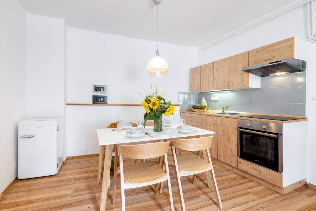 Wine & Bike City Tower Apartments Зноймо Екстер'єр фото