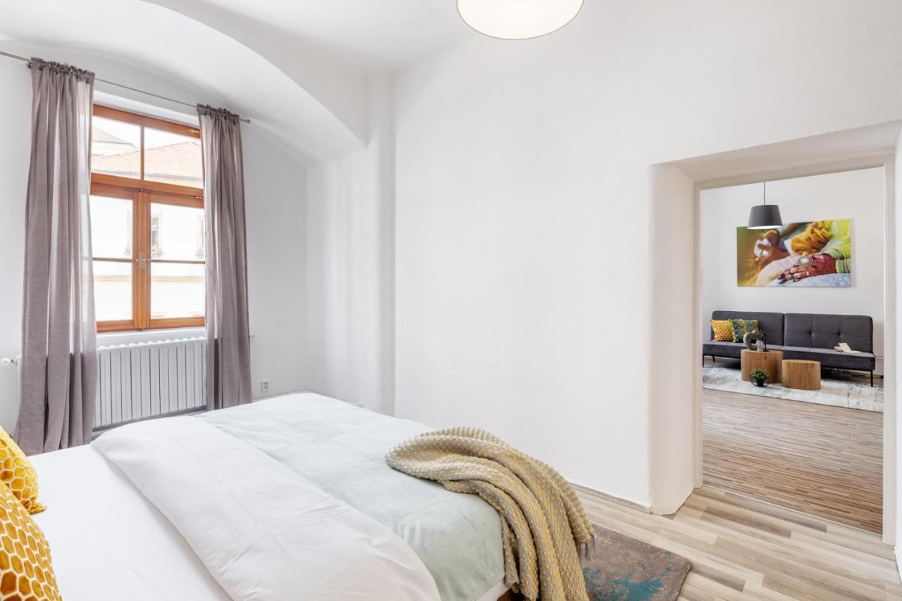 Wine & Bike City Tower Apartments Зноймо Екстер'єр фото